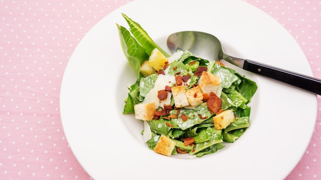 Gros plan d&#39;une salade César sur une table.