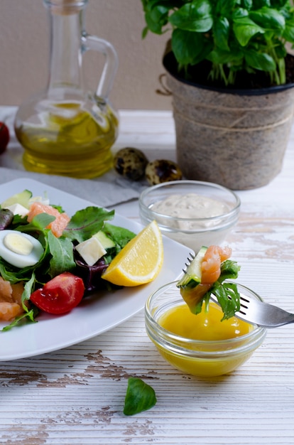 Photo gros plan sur la salade à la fourchette trempée dans la sauce