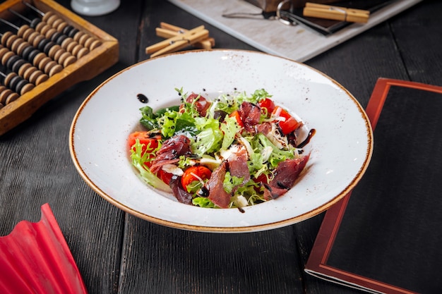 Gros plan sur salade gastronomique avec légumes verts et viande