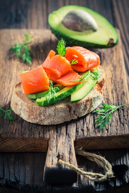 Gros plan d'un sandwich frais au saumon, à l'avocat et à l'aneth