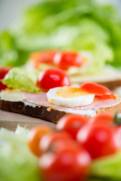 Gros plan d'un sandwich frais avec tomates cerises et œufs.