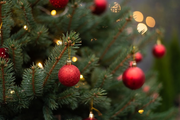 Gros plan de sapin de Noël décoré