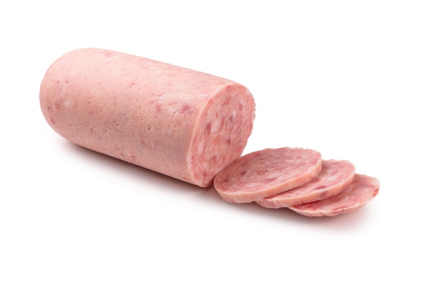 Gros plan sur la saucisse bouillie isolée