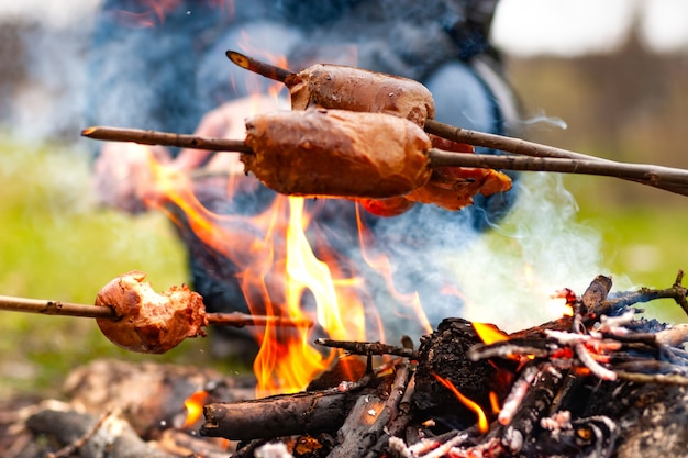 Gros plan de saucisses sur un bâtonnet