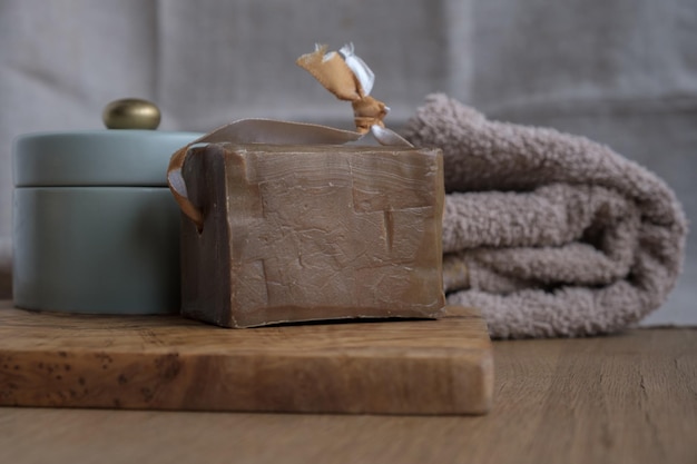 Gros plan de savon artisanal sur une table en bois fabrication de savon artisanal savon d'olive mise au point sélective