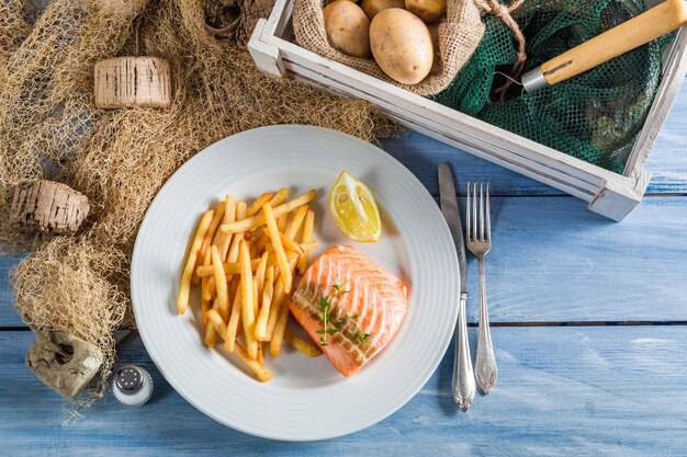 Gros plan de savoureuses frites au saumon au citron