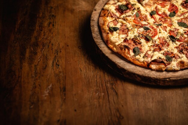 Gros plan de savoureuses pizzas sur une planche à découper en bois