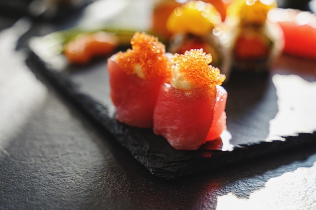 Gros plan de savoureux sushis uramaki japonais au saumon