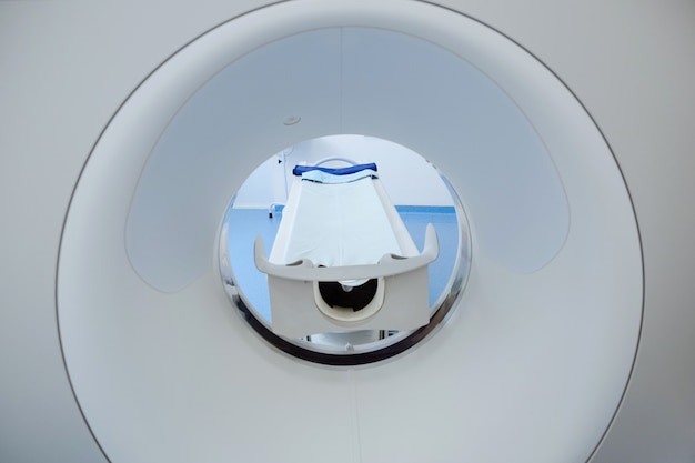 Gros plan d'un scanner IRM professionnel moderne utilisé par les médecins pour le diagnostic du cancer