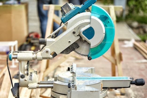 Gros plan d'une scie circulaire au laser sur un chantier de construction. Produits maison et jardin et production. Outil de construction.