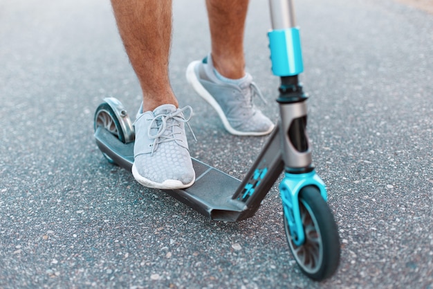 Gros Plan D'un Scooter Sur Le Scooter D'asphalte