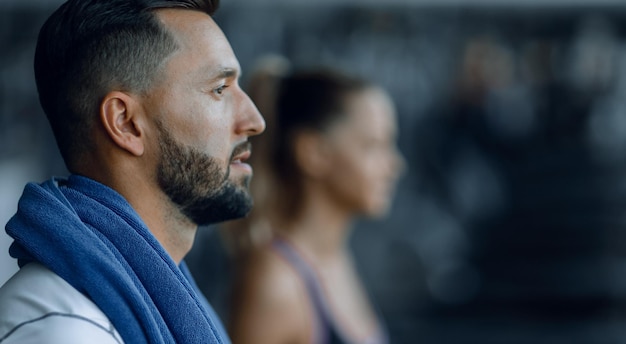 Gros plan séduisant jeune homme dans la salle de gym