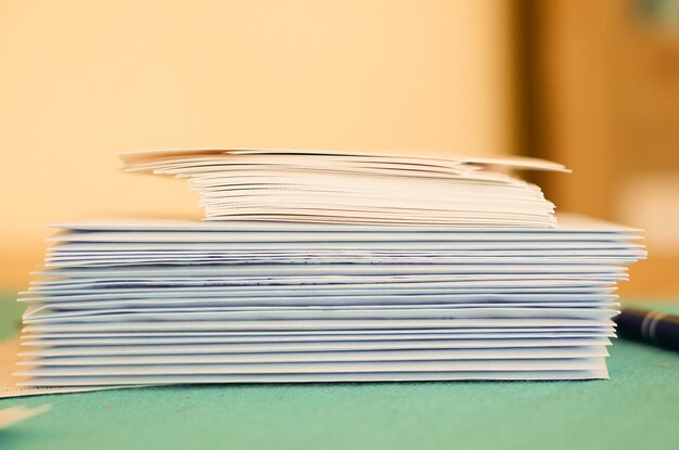 Gros plan sélectif des piles de dossiers papier dans la table de travail