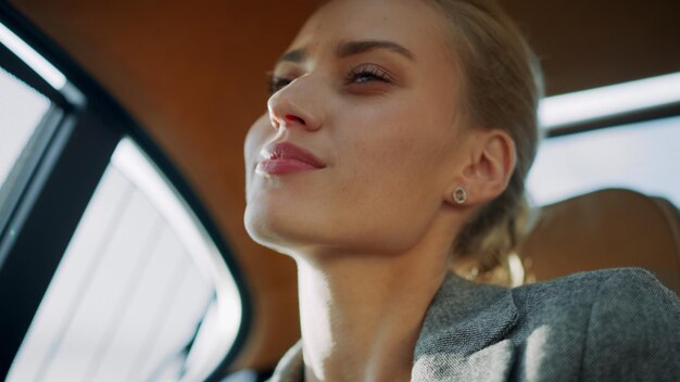 Photo gros plan sexy femme d'affaires se détendre dans la voiture belle fille dansant sur la banquette arrière