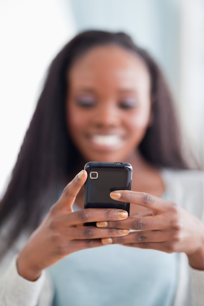 Gros plan d&#39;un smartphone tenu par une femme