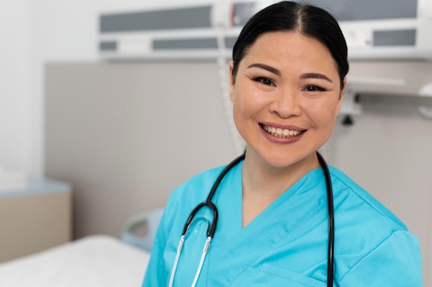 Photo gros plan smiley médecin avec stéthoscope