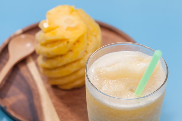 gros plan de smoothie d&#39;ananas en verre