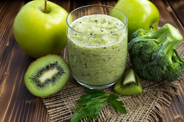 Gros plan sur un smoothie végétarien vert