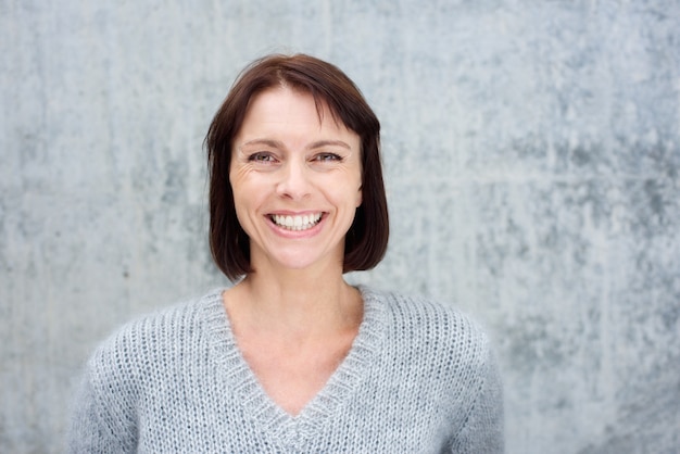 Gros plan souriant femme d&#39;âge moyen