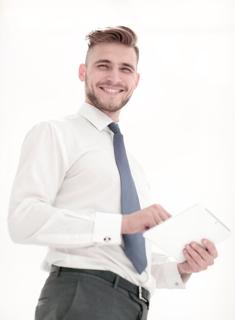 Gros plan souriant homme d'affaires moderne avec des tablettes numériques et de la technologie