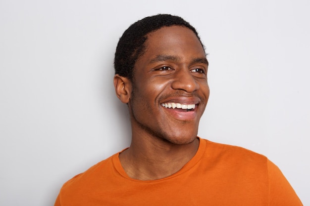 Gros plan, souriant, homme afro-américain, contre, mur blanc