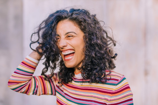 Gros plan, de, sourire, jeune femme, à, main tête