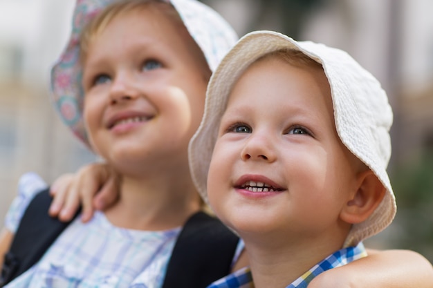 Gros plan de sourire petit frère et soeur