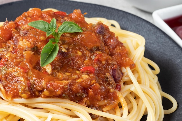 Gros plan de spaghetti putanesca, mise au point sélective.