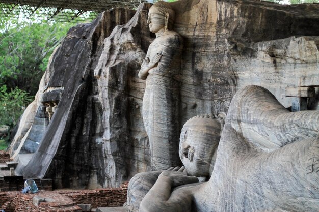 Gros plan de statues dans l'ancienne ville de Polonnaruwa Nissankamallapura Sri Lanka