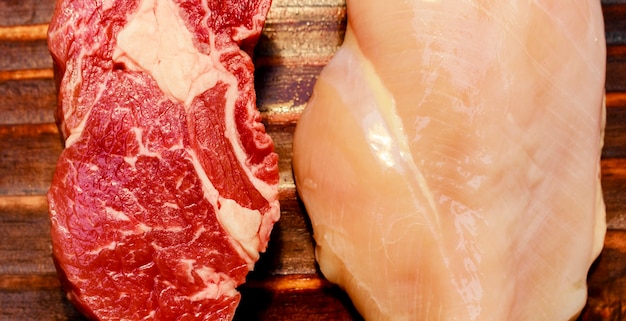 Gros plan sur le steak de boeuf et la viande de poulet