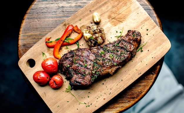 Gros plan de steak de style alimentaire dans un style rustique