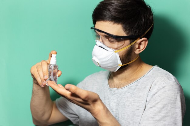 Gros plan, de, studio, portrait, de, jeune adolescent, gars, utilisation, désinfectant, gel antiseptique, prévention, coronavirus