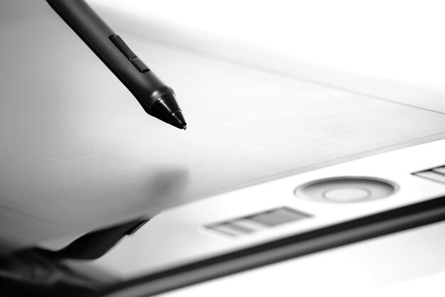 Photo un gros plan d'un stylo sur une tablette numérique