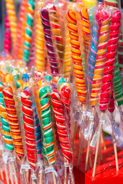 Gros plan de sucettes colorées à la main sur le marché de rue