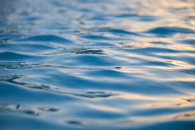 Gros plan sur la surface du paysage marin de l'eau de mer bleue avec de petites vagues d'ondulation.