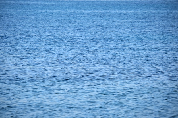 Gros plan sur la surface du paysage marin de l'eau de mer bleue avec de petites vagues d'ondulation