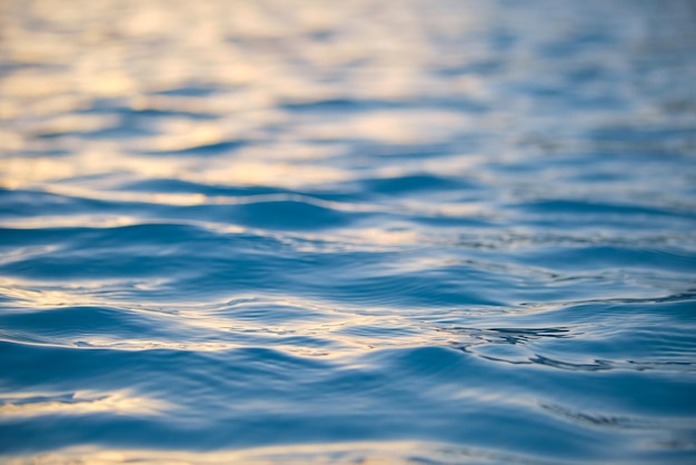 Gros plan sur la surface du paysage marin de l'eau de mer bleue avec de petites vagues d'ondulation