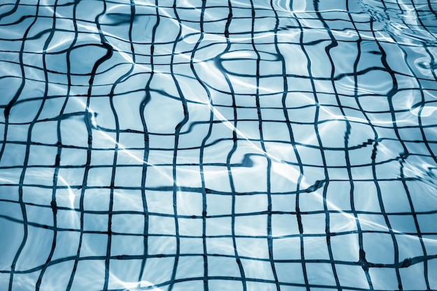 Gros plan de la surface de l'eau dans la piscine bleue avec texture vagues