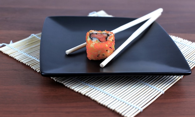Gros plan, de, sushi, et, baguettes, sur, a, table bois .photo, à, espace copie