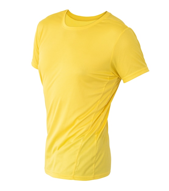 Gros plan sur t-shirt jaune isolé