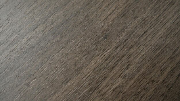 Photo un gros plan d'une table en bois avec une base blanche et un motif de grain de bois foncé.