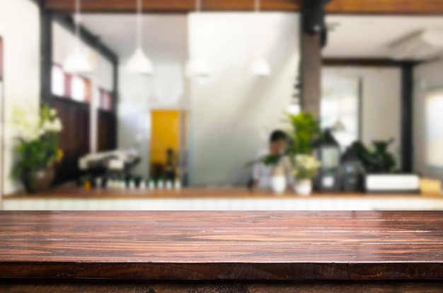 Un gros plan d'une table en bois vide dans un restaurant.