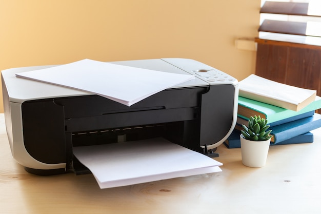 Gros plan d'une table de bureau avec une imprimante dessus