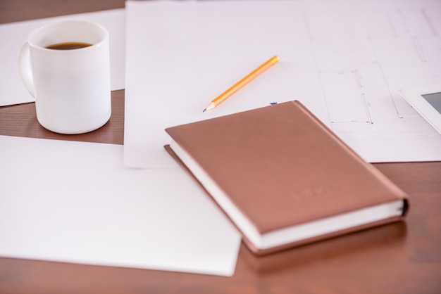 Gros plan, table, bureau, journal