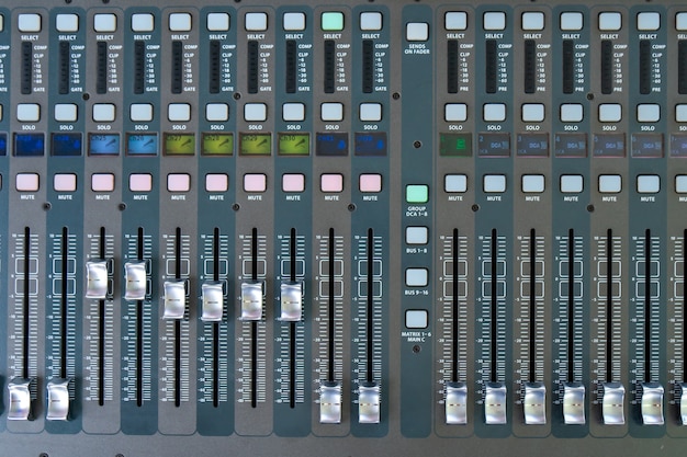 Gros plan d'une table de mixage audio, son mixage musical acoustique, musique