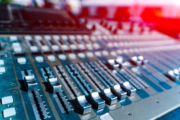 Gros plan sur une table de mixage de studio musical Technologies de radio à volume électronique