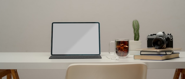 Gros plan d'une table de travail minimale avec ordinateur portable et tasse de café
