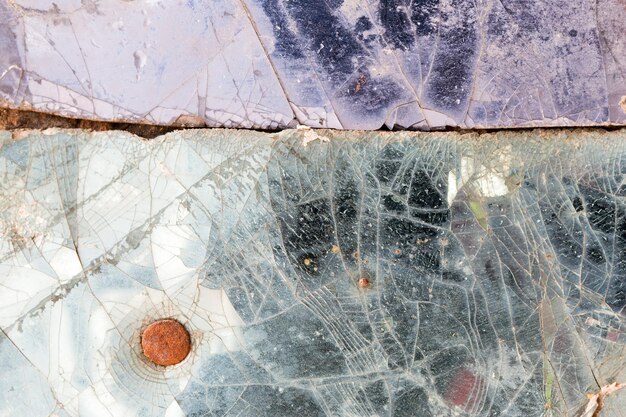 Un gros plan d'une table en verre avec un morceau de verre cassé et un cercle rouge dessus.