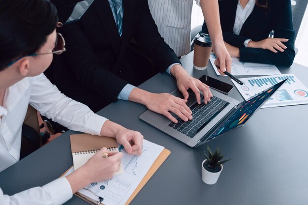 Gros plan sur le tableau de bord BI sur l'écran d'un ordinateur portable au bureau de l'harmonie