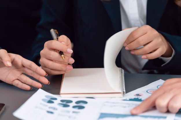 Gros plan sur le tableau de bord BI avec un employé de bureau dans le bureau de l'harmonie